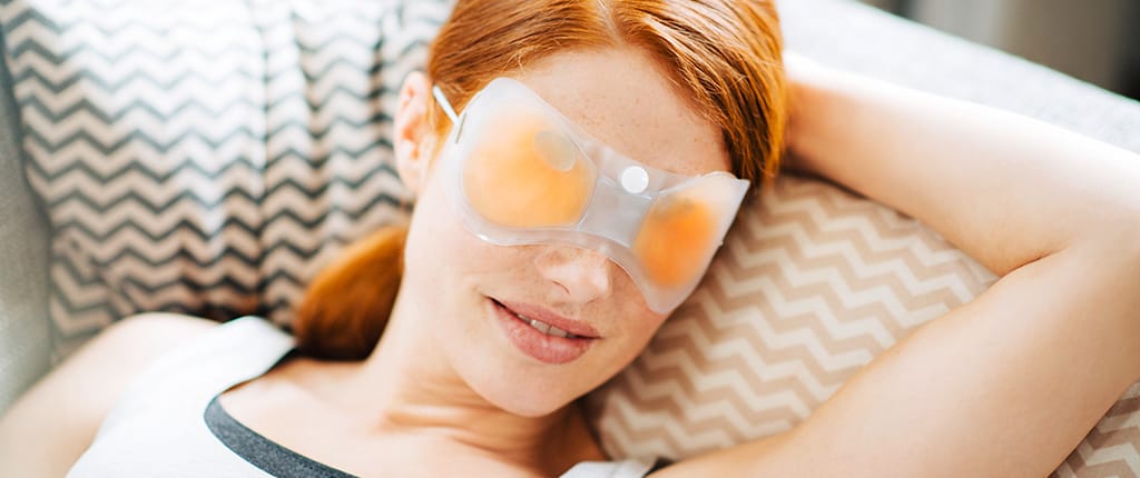 Frau entspannt bei der Wärmebehandlung mit POSIFORLID Augenmaske