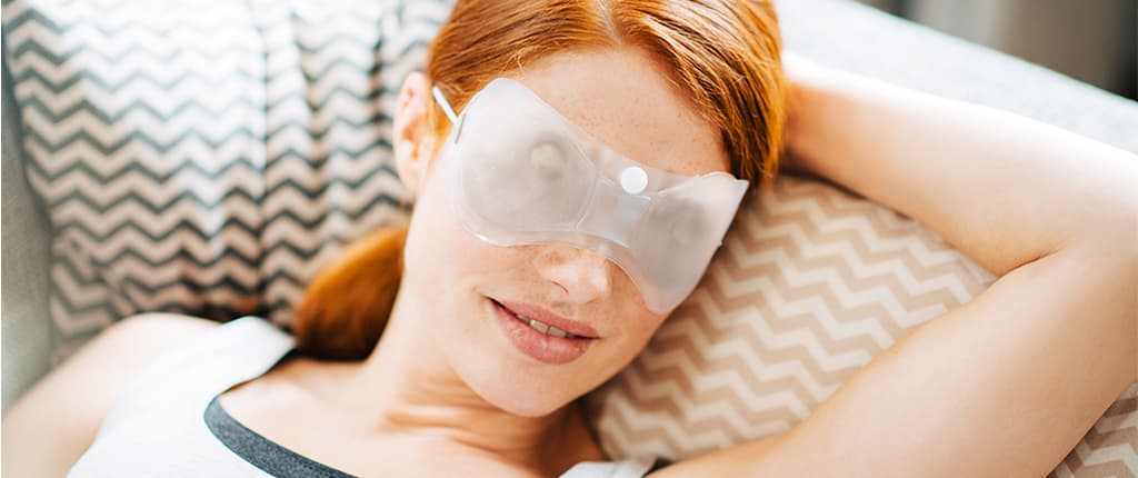 Frau entspannt bei der Wärmebehandlung mit POSIFORLID Augenmaske
